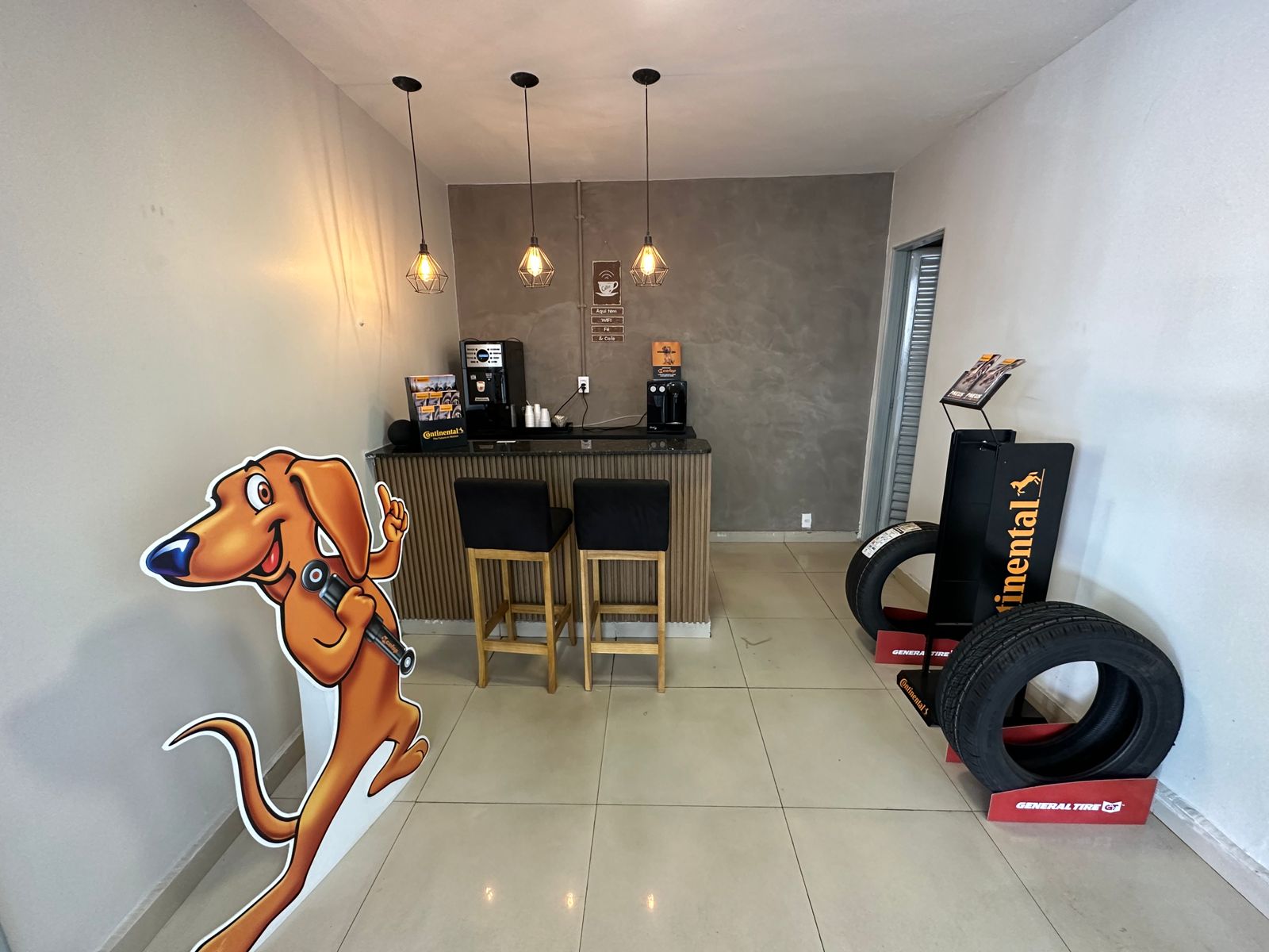 Estrutura e recepção da unidade Apex Pneus em Brasília com sala de espera e atendimento VIP