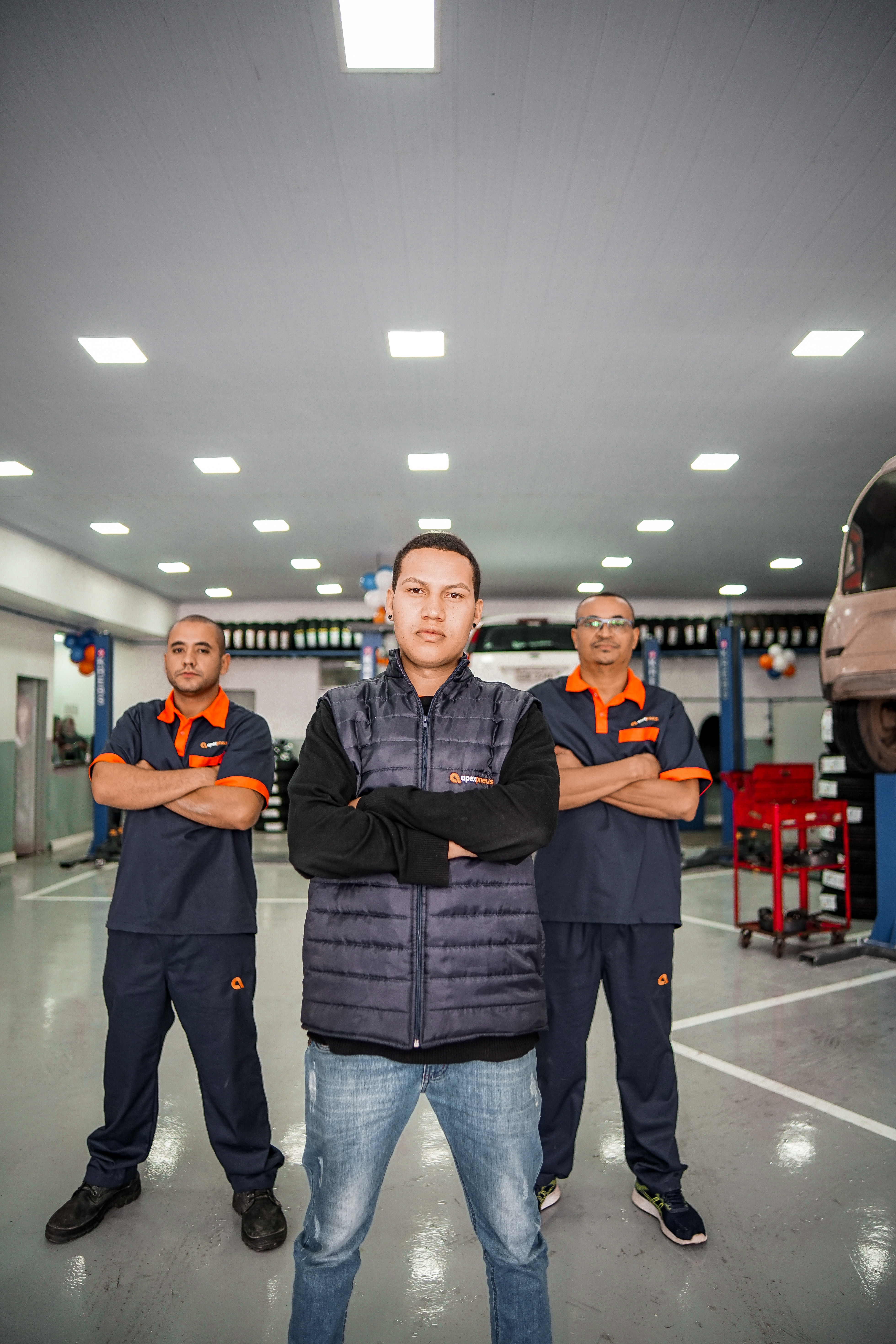 Equipe de técnicos especialistas qualificados da Apex Pneus no DF